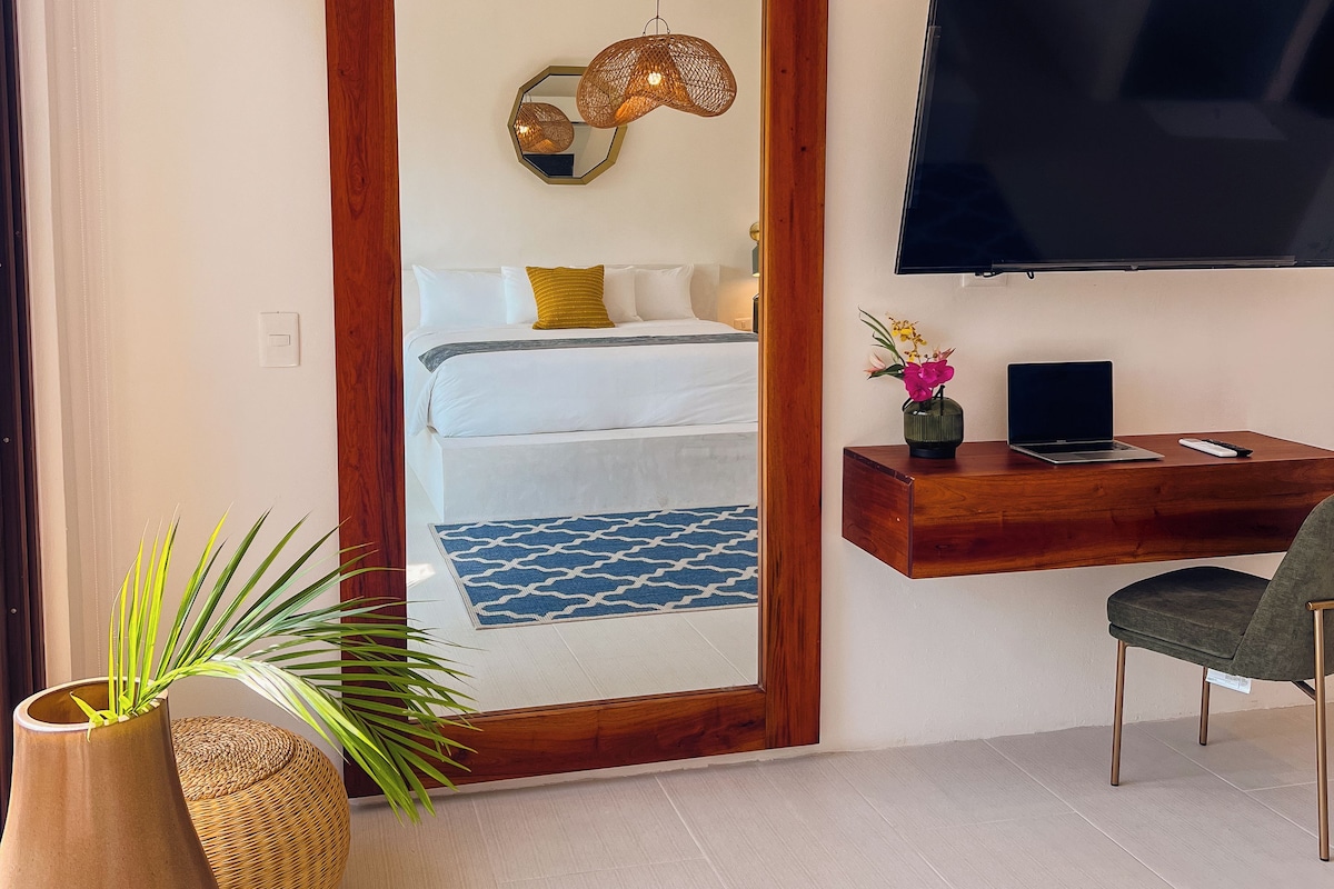Premium Room, 1 King Bed, Balcony, Lake View
