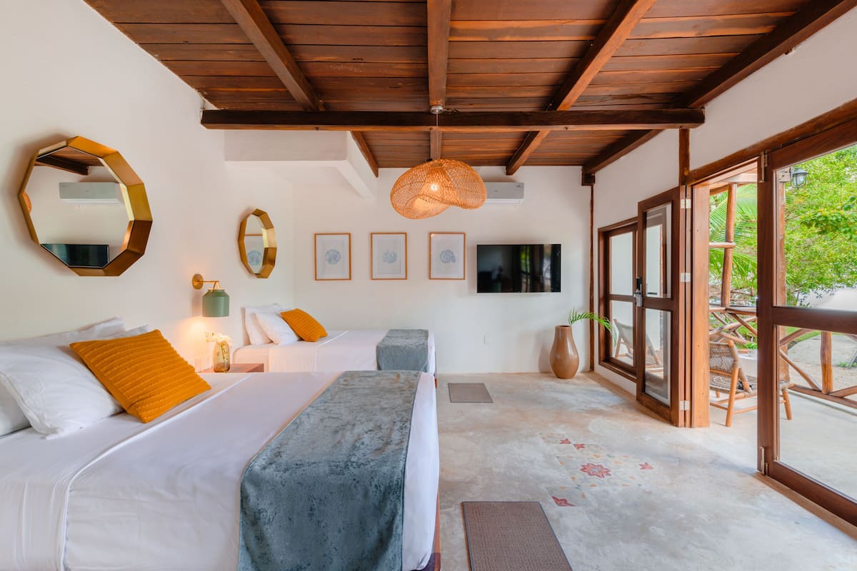 Deluxe tweepersoonskamer, 2 tweepersoonsbedden, balkon, uitzicht op meer | 1 slaapkamer, luxe beddengoed, donzen dekbedden, een minibar