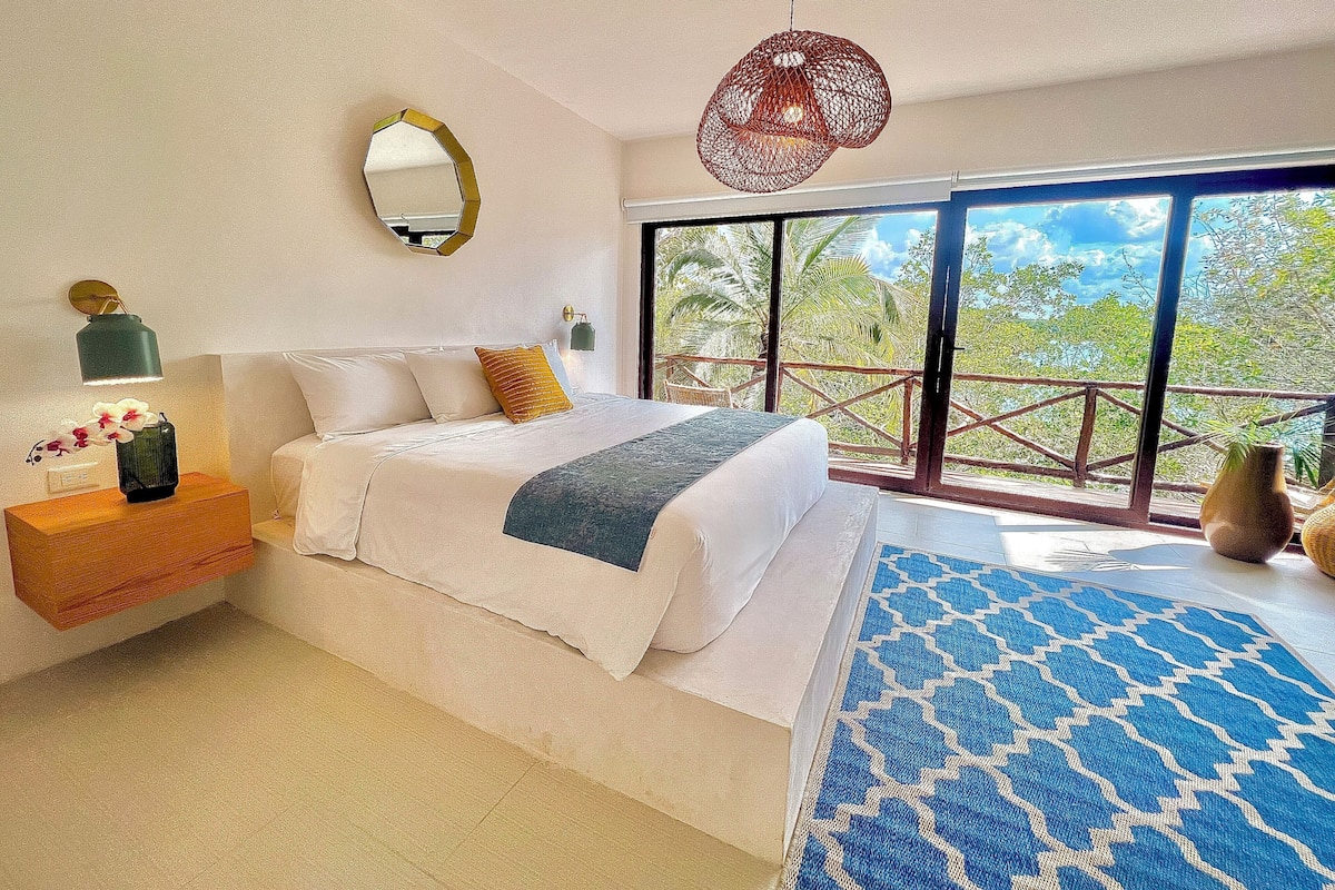 Premium kamer, 1 kingsize bed, balkon, uitzicht op meer | 1 slaapkamer, luxe beddengoed, donzen dekbedden, een minibar