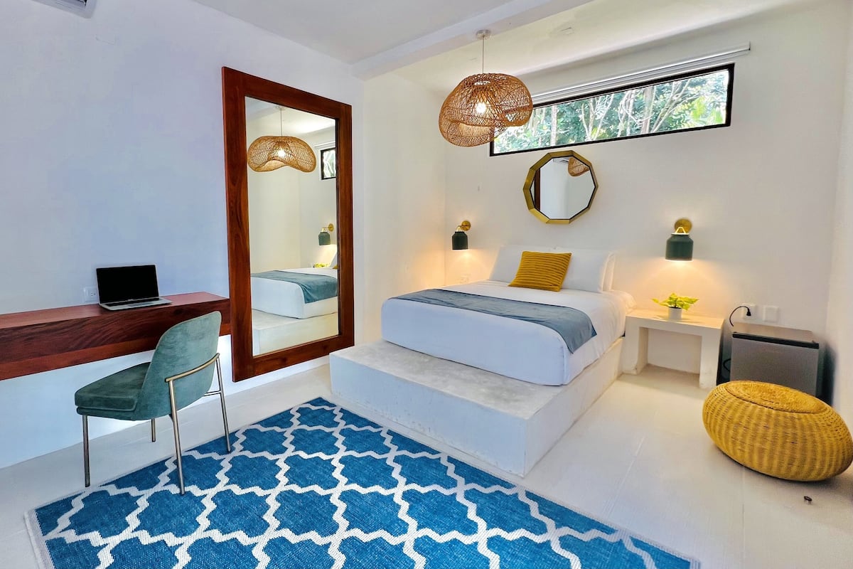 Chambre Ălite, 1 grand lit, balcon, vue lac