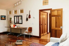 Living area - Downtown Luxe Modern Home (Cookeville)