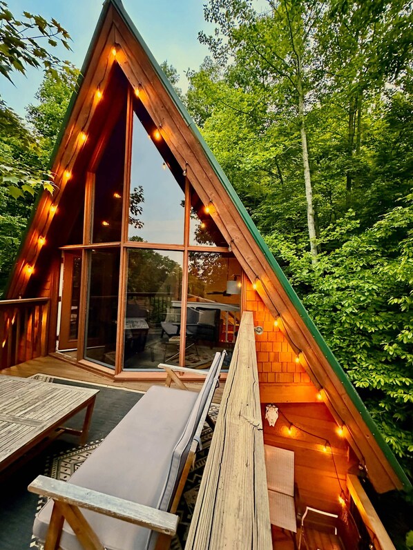 Property grounds - Charming A-Frame Cabin w Hot Tub & Mountain Views (Gatlinburg)