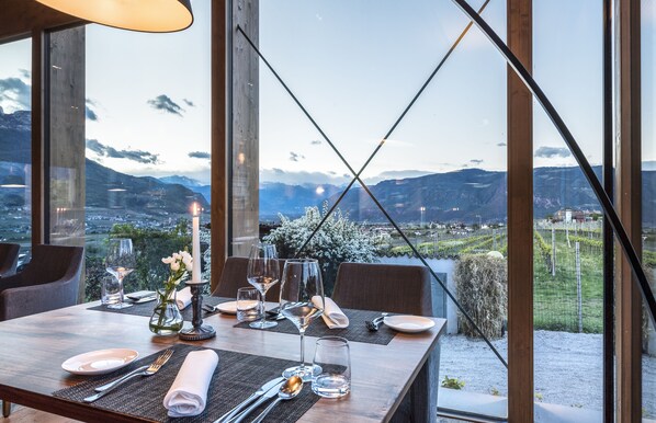 2 restauranter, frokost, lunsj og middag serveres, italienske retter