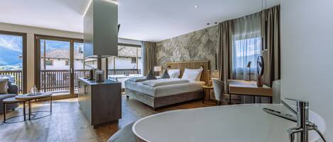 Grand Suite, Jetted Tub, Mountain View