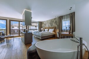Suite Grand, bañera de hidromasaje, vistas a la montaña | Ropa de cama hipoalergénica, caja fuerte, cortinas opacas