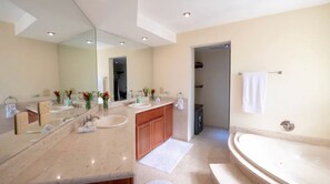 Villa de lujo | Baño | Regadera, regadera tipo lluvia, amenidades de baño gratuitas 