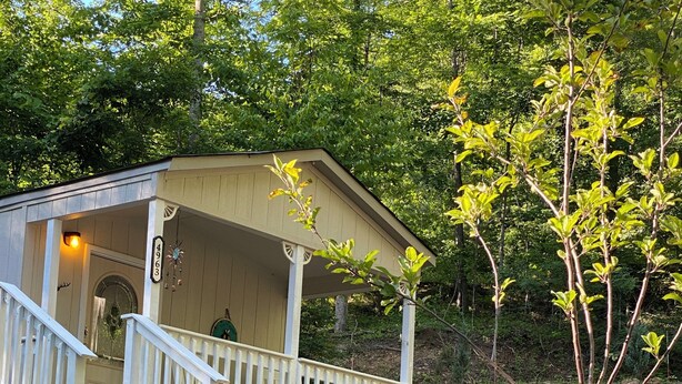 A small cabin with a porch, a staircase, and a mailbox with the number 4963. - Escape to Bryson City, just a quick ride away from Great Smoky Mountains (Bryson City)