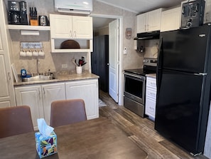 Refrigerador, microondas, horno y parrilla de estufa