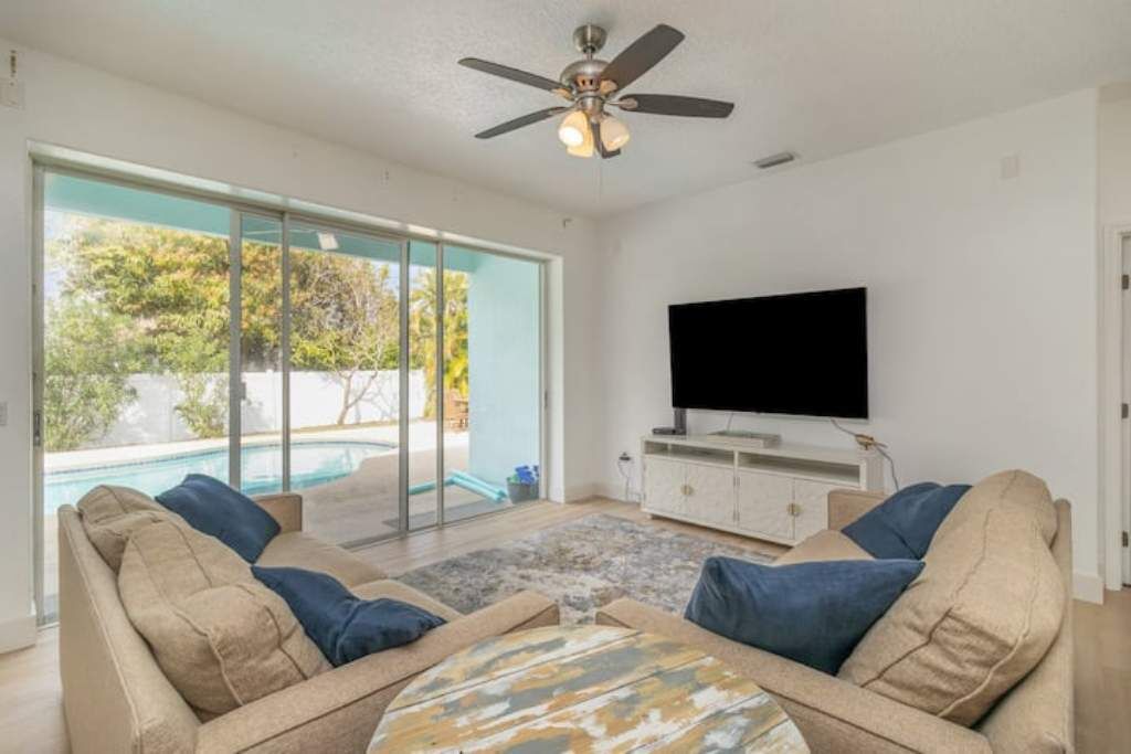 Bright Ocean Entire home w/ pool, short walk to the beach!  Pet Friendly!