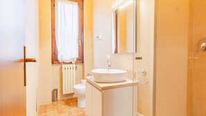 Dutxa, assecador de cabells, bidet i tovalloles 