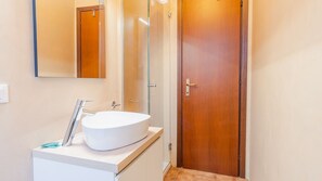 Dutxa, assecador de cabells, bidet i tovalloles 
