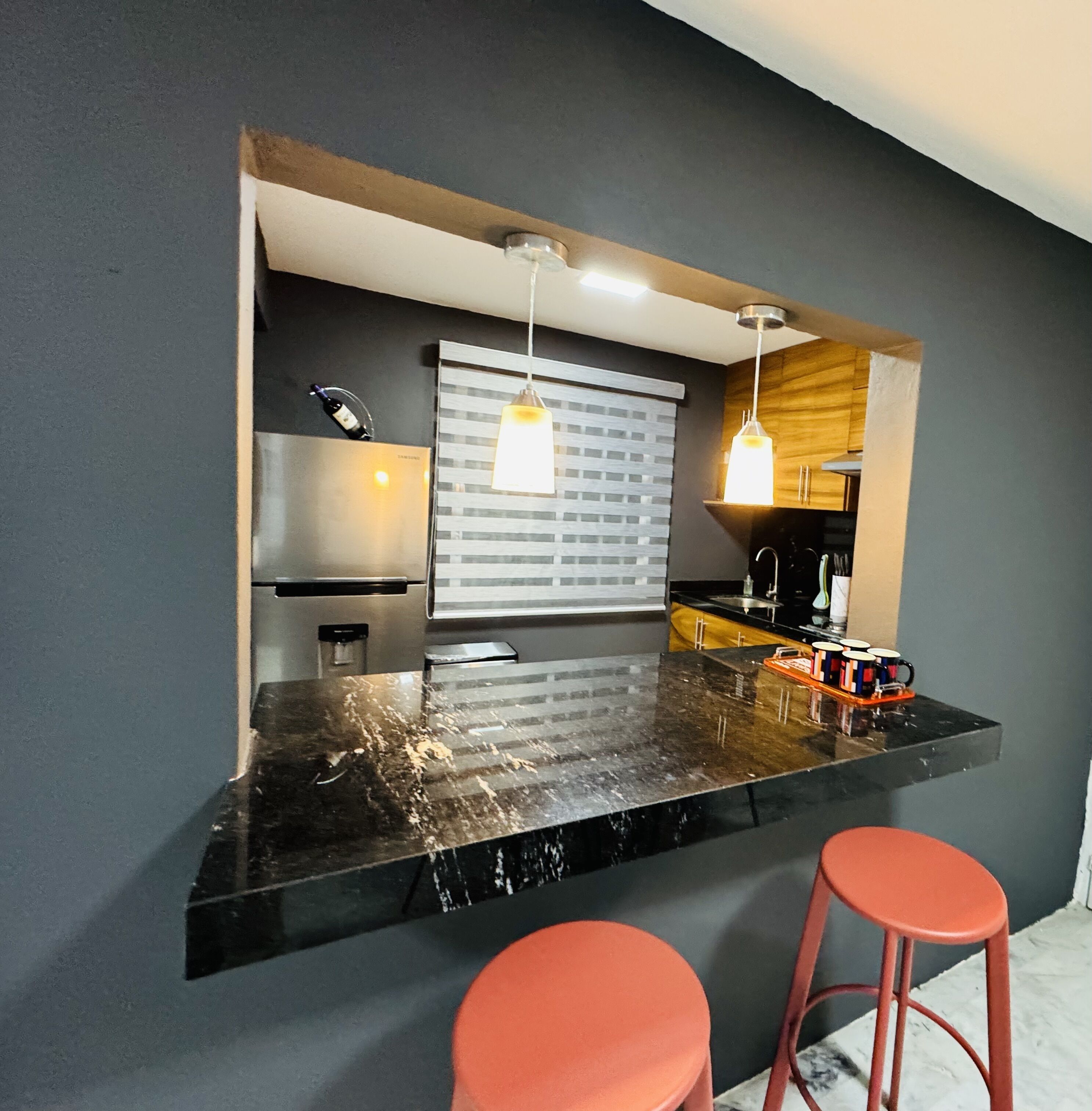 Geladeira, micro-ondas, cooktop, cafeteira/chaleira