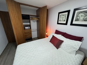 2 habitaciones, escritorio, tabla de planchar con plancha y wifi gratis 