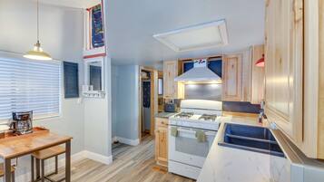 Coffee/tea maker, fridge, microwave, oven