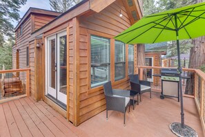 Terrace/patio - Quiet Lake Almanor Cabin, Steps to Fishing (Lake Almanor)