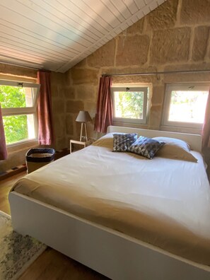 4 chambres, coffres-forts dans les chambres, lit parapluie