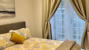 1 bedroom, Egyptian cotton sheets, premium bedding, memory-foam beds