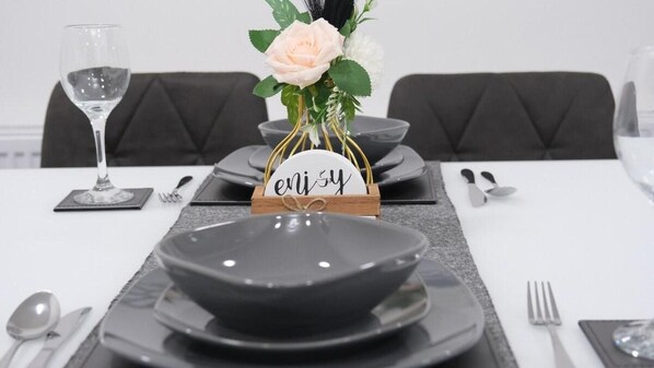 House | Dining - Manchester - 3 Bedroom House - Sleeps 5 - Etihcity (Manchester)