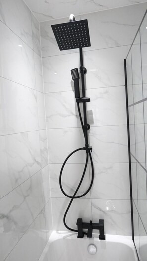 Maison | Salle de bain | Ensemble baignoire-douche, baignoire profonde, séchoir à cheveux