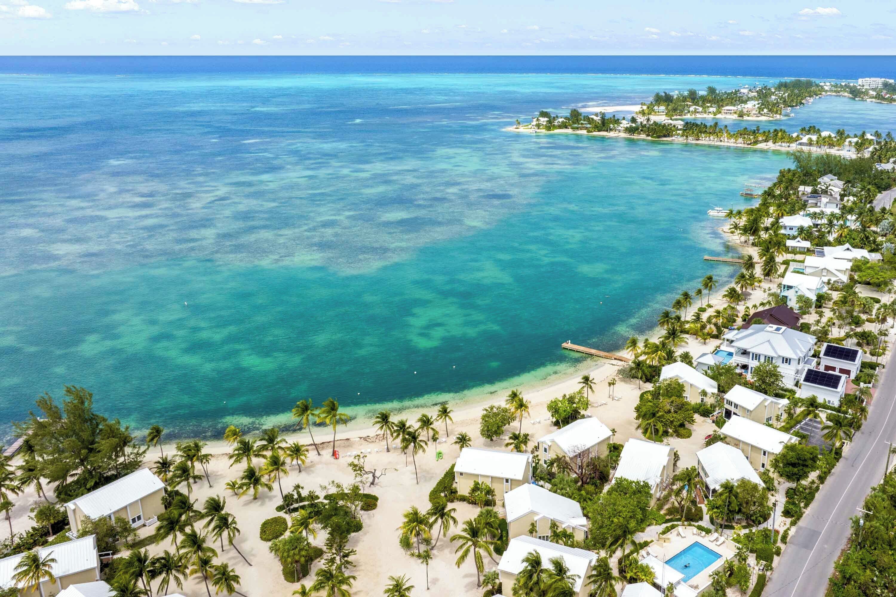 Sur la plage, chaise longue, serviettes de plage