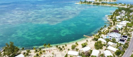 En la playa, camastros y toallas de playa
