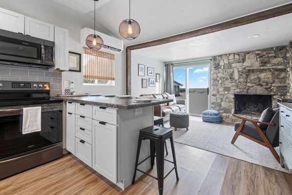 Four à micro-ondes, un four, surface de cuisson, lave-vaisselle