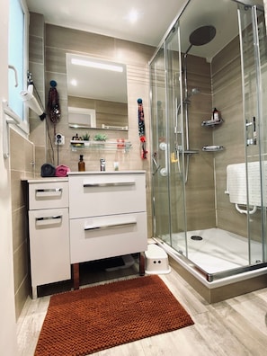 Douche, sĂšche-cheveux, serviettes fournies, savon