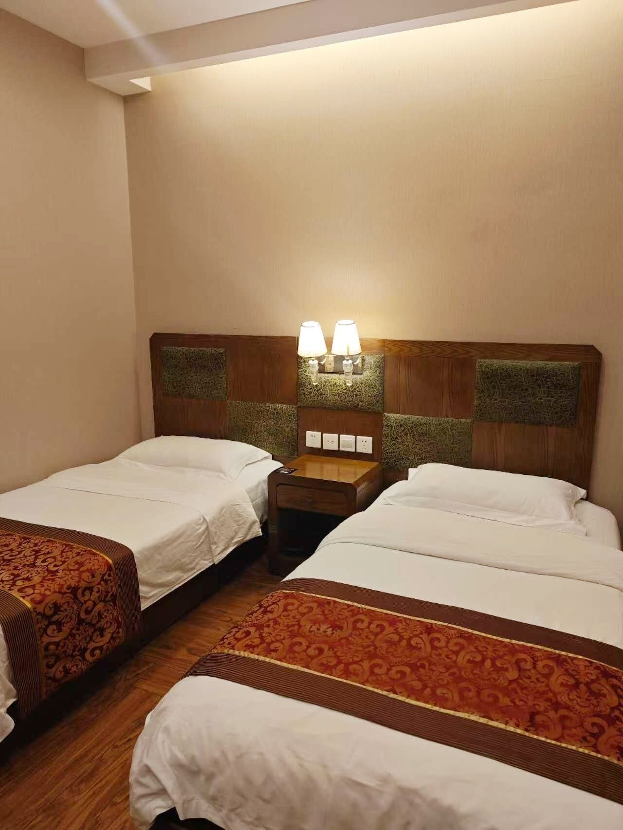 经济双人房 | 办公桌、笔记本电脑工作区、遮光窗帘、隔音