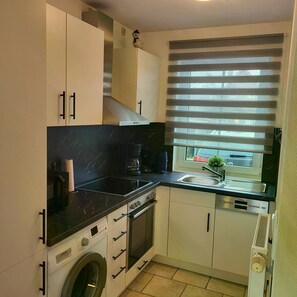 Microwave, oven, stovetop, dishwasher - Ferienhaus Pia- Urlaub mit Hund - Eingezäunter Garten (Wurster Nordseeküste)