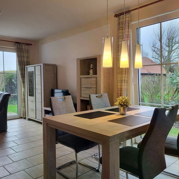 Dining - Ferienhaus Pia- Urlaub mit Hund - Eingezäunter Garten (Wurster Nordseeküste)