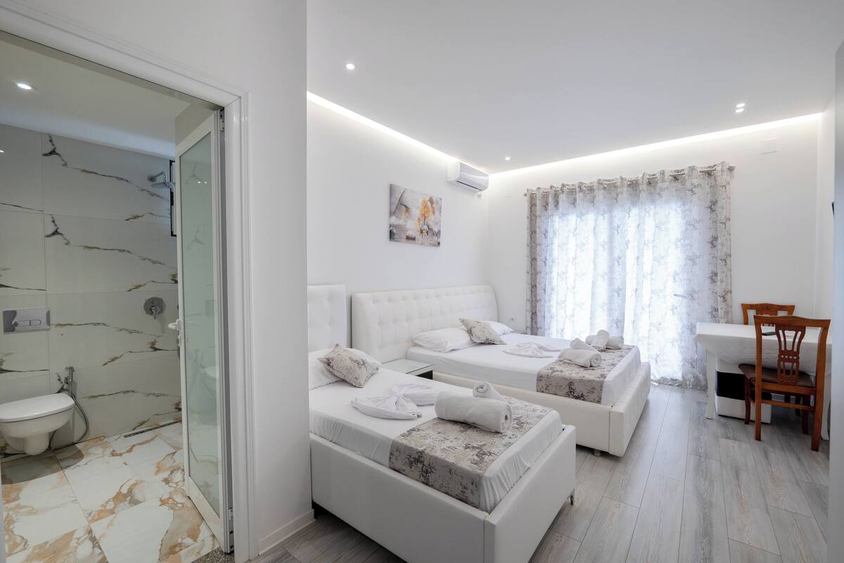 Triple Room, Balcony | Soundproofing, WiFi (free), bed sheets