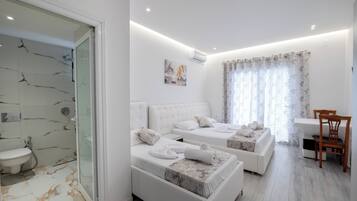 Dreibettzimmer, Balkon | 1 Schlafzimmer, schallisolierte Zimmer, kostenloses WLAN, Bettwäsche