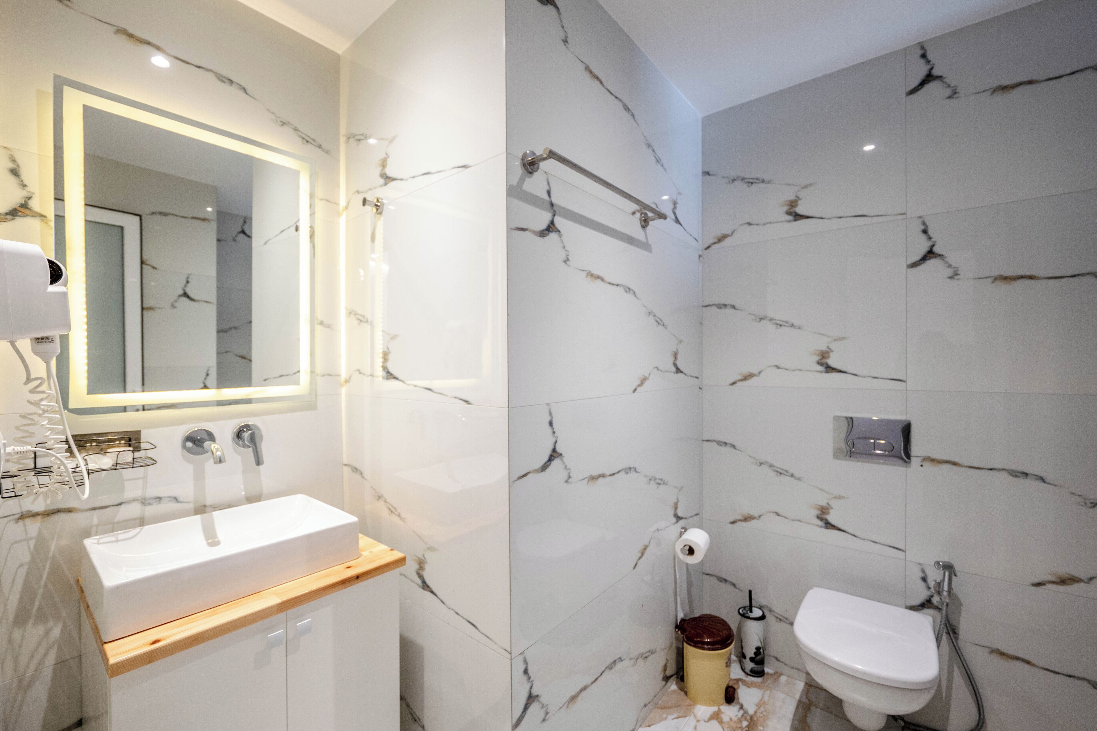 مستلزمات مجانية للعناية الشخصية، مجففات شعر، خف للقدمين، مراحيض شطف