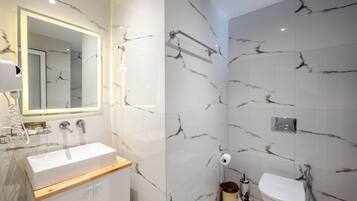 Kostenlose Toilettenartikel, Haartrockner, Hausschuhe, Bidet