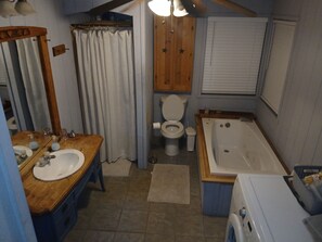 Vasca idromassaggio, asciugacapelli, asciugamani, sapone