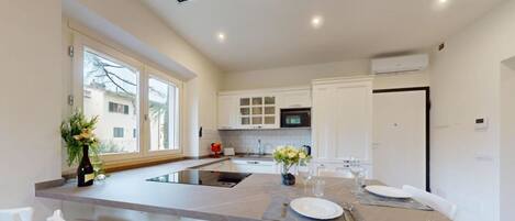 Kühlschrank, Mikrowelle, Ofen, Geschirrspüler