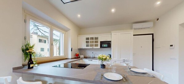 Kühlschrank, Mikrowelle, Ofen, Geschirrspüler