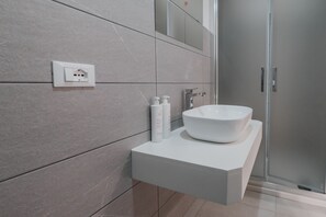 Dusche, Haartrockner, Handtücher, Seife