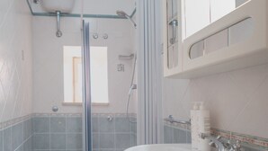تجهيزات دش، مجففات شعر، مراحيض شطف، مناشف