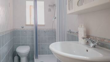 Dusche, Haartrockner, Bidet, Handtücher