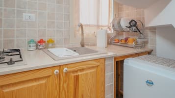 Frigorifero, bollitore elettrico, pentole/stoviglie/utensili