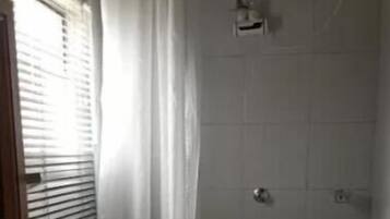 تجهيزات دش، مجففات شعر، مناشف، صابون