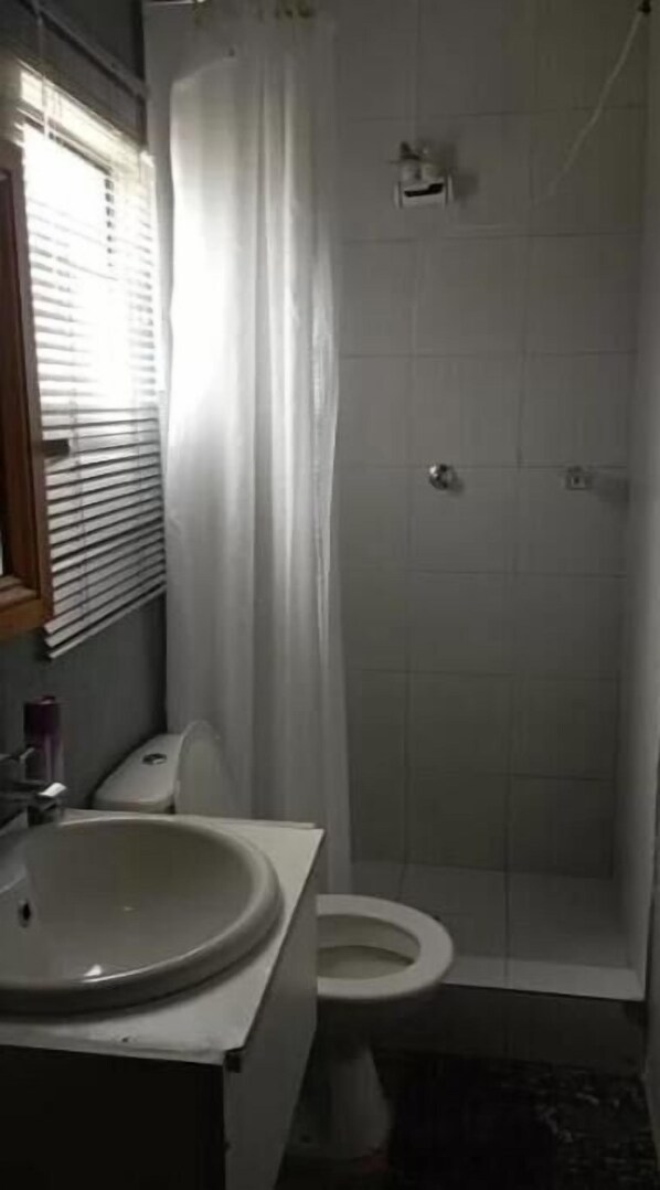 Shower, hair dryer, towels, soap - Dunduzu village lodge (Mzuzu)