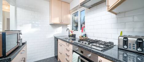 Lägenhet | Eget kök | Kylskåp, mikrovågsugn, ugn och spishäll