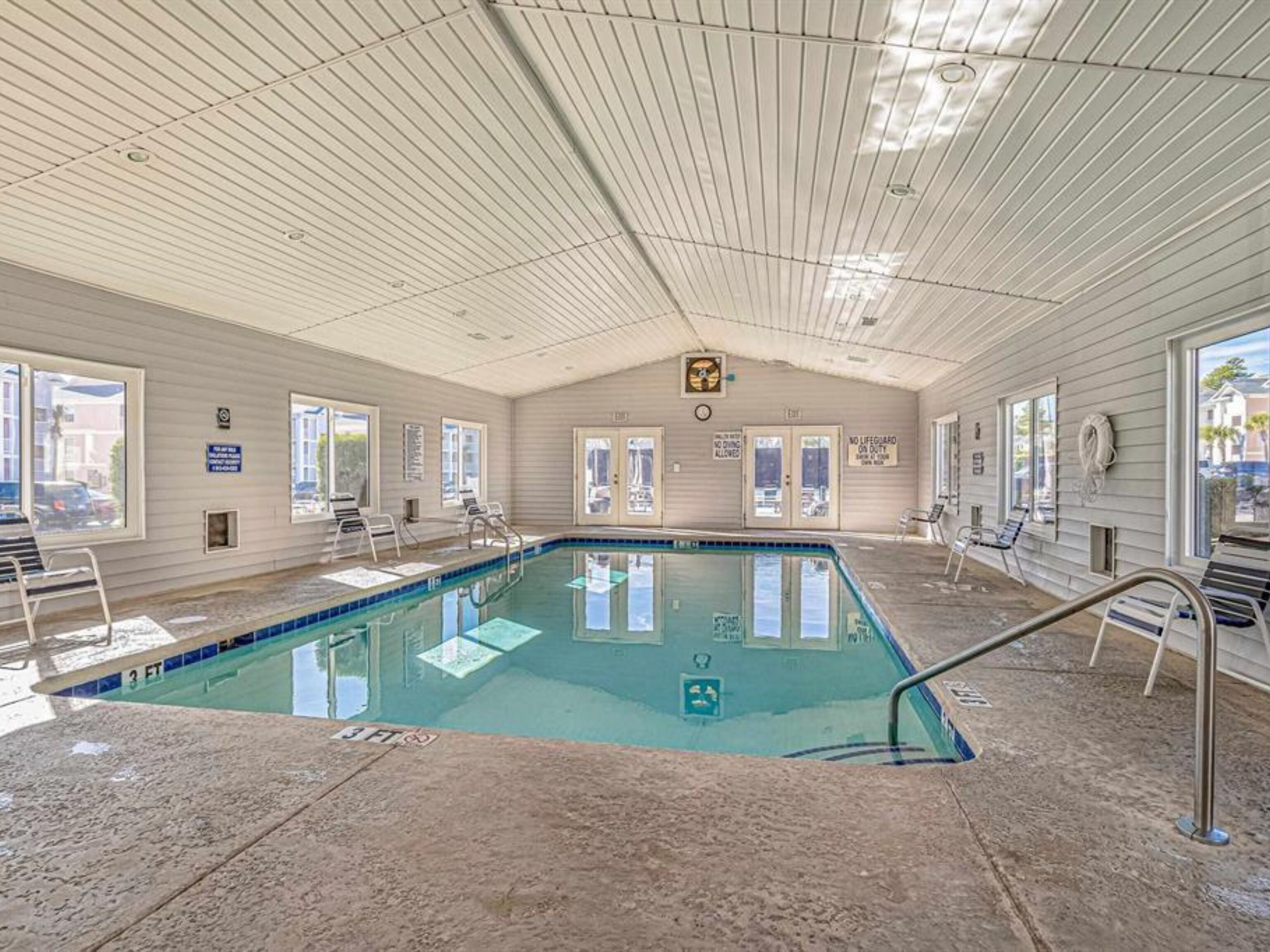 Een binnenzwembad, een buitenzwembad