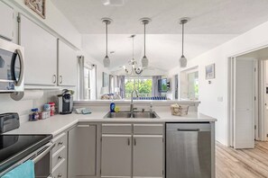 Coffee/tea maker, fridge, microwave, oven - Charming 2BR Condo w/Pools, Hot Tub & Waterway Views Near Myrtle Bch Attractions (Myrtle Beach)