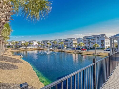 Charming 2BR Condo w/Pools, Hot Tub & Waterway Views Near Myrtle Bch Attractions