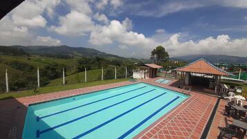 Hồ bơi ngoài trời