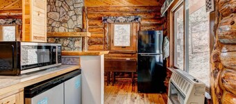 Charming Log Cabin!