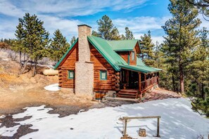 Exterior - Charming Log Cabin! (Drake)